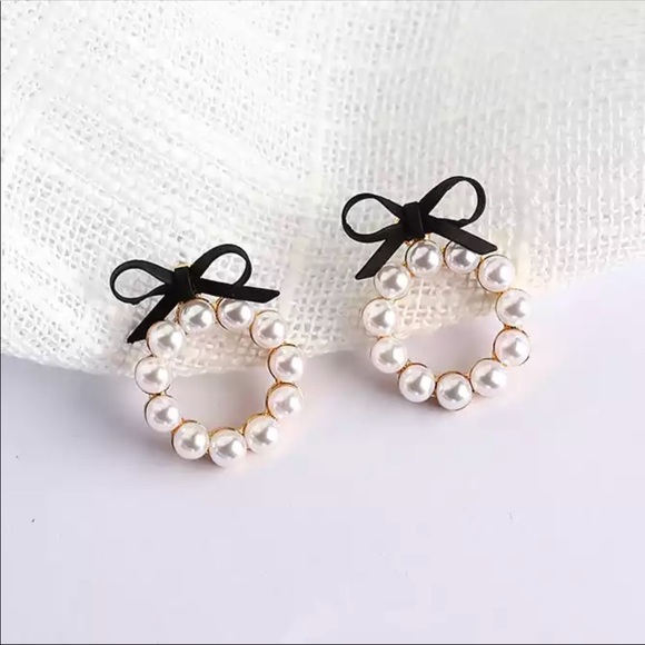 🎀 New - Faux Pearl Bow Earrings - Picture 4 of 8